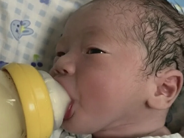 开裆裤吧：怎么给新生婴儿正确喂奶？